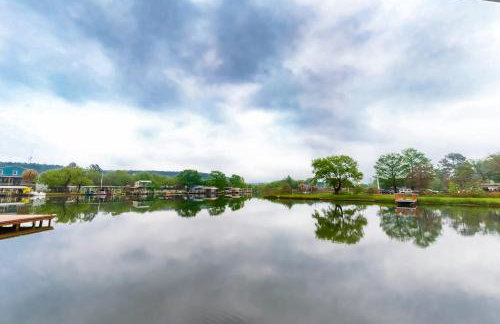 Wonderful Lakefront Home with Yard, Water Views, Central AC, WiFi, Private W/D - Foto 1