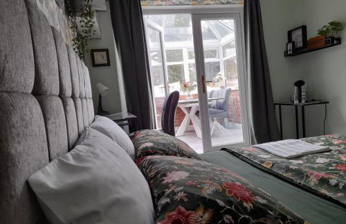 Cosy and Private with 55"TV and Dedicated Toilet Shower Space - Foto 15