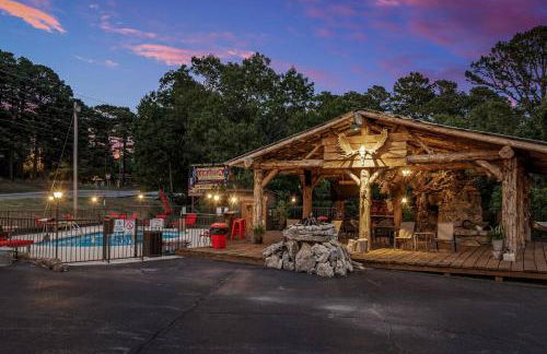 Stonegate Lodge 2 Queen Beds WIFI 50in Roku TV Salt Water Pool Room #105 - Photo 8