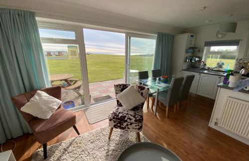 BAYVIEW self-catering coastal bungalow in rural West Wight - Photo 5