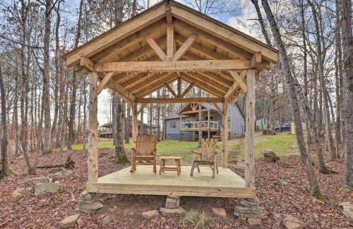 Creek-View Getaway with Deck, Yard, and Fire Pit! - Foto 1