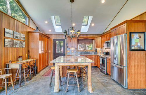 Waterfront Lake George Lodge with Boat Dock and Deck! - Foto 8