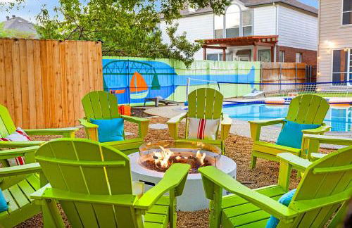 Resort Style Backyard Pool Pickleball Court - Foto 9