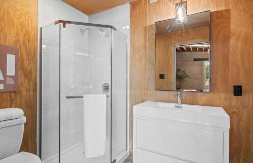 Luxury Riverfront Retreat - 6 Cabins - Private Pool - Photo 79