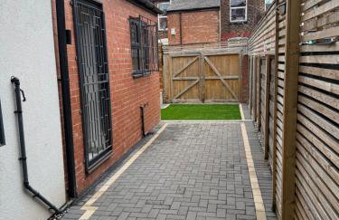 Luxury 6-Bed Home Near City Centre, Sleeps 12 plus- Cinema Room, Games Room, 5 Bathrooms & Driveway for Multiple Cars - Photo 31