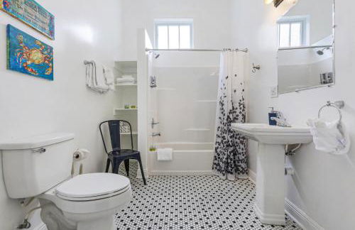 Uptown Spacious 4BD/3BA with Historic Charm - Foto 84