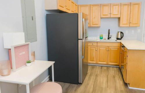 Pink playhouse sq near Progressive field & CSU - Photo 12