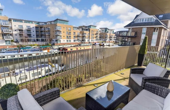 Luxury 3-bed Top Floor Penthouse in Brentford - Foto 1