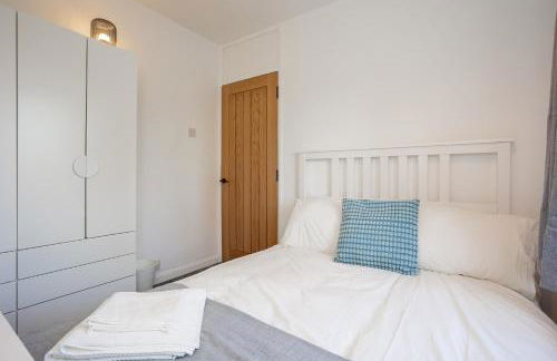 Doctors Lane- Modern 3 Bedroom Contractor Family House With Parking - Photo 33