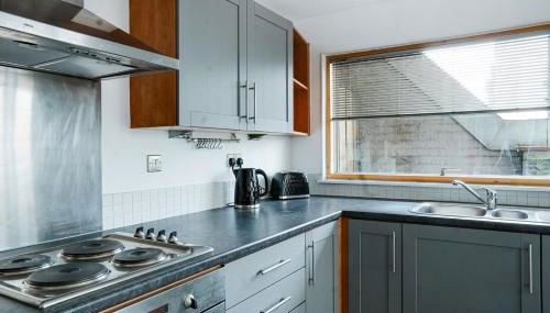 Bright 2-Bedroom Apartment with Scenic Balcony Views - Foto 4, stove, dishwasher