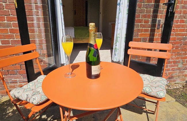 Lilys Cottage - Sleeps 2 - Pet Friendly - Photo 11