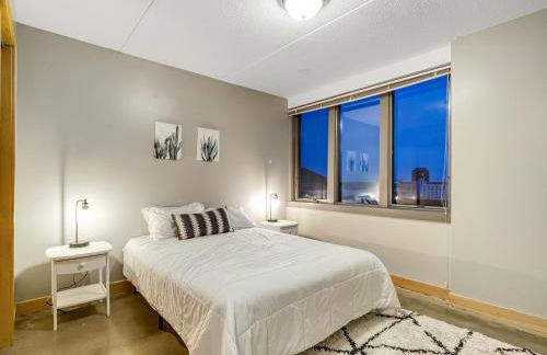 HUGE 2BR Apt Next to Wells Fargo -FREEParking! - Foto 8