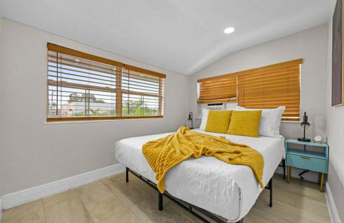 Remodeled 2BR Apartment w/ Garden Deck - Photo 12