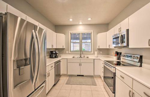 Resort-Style Condo with Balcony on Lake Keowee - Foto 9