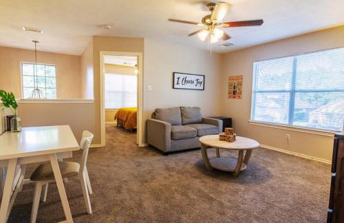 Cozy & Modern 5BR Smart Home with Yard and BBQ - Foto 8