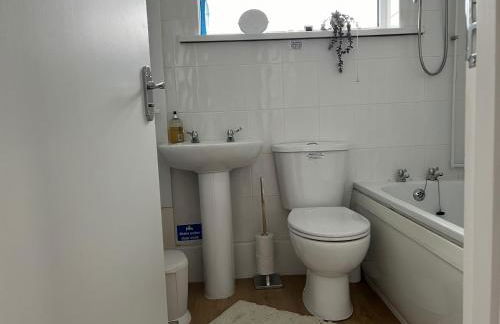 VALLEY VIEW self-catering coastal bungalow in rural West Wight - Photo 10