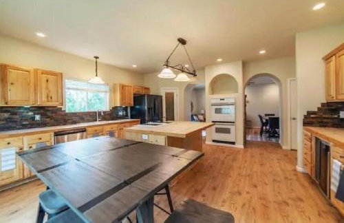 Spacious Ski Chalet W Indoor Hotub & Sep Suite! - Foto 3