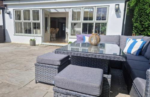 South Coast New Forest Holiday Home-4 Bed-Sleeps 8-Spacious-Parking-EV Dock-Large Garden-Playground-Great for Families-Groups-Professionals - Foto 16