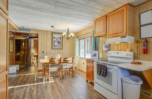 Lakefront Townsend Cabin with Fire Pit and Dock! - Foto 7