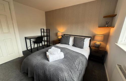 Bright 2BR House with Garden & Parking Sleeps 5 - Photo 5