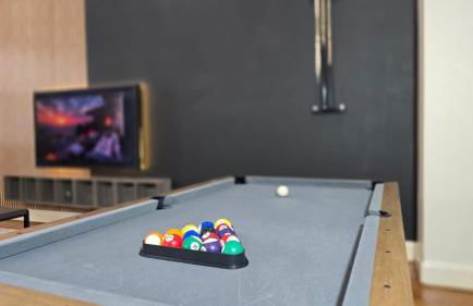 Game & Soak Retreat 3BR Private Jacuzzi Pool Table - Foto 46