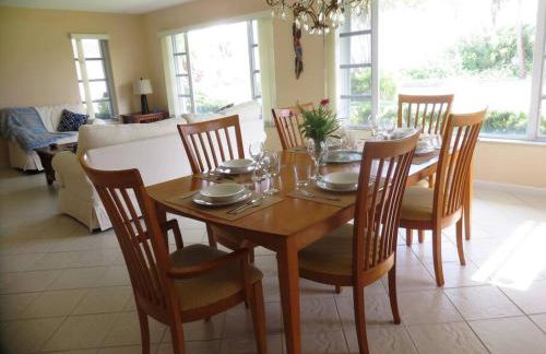 Spacious villa, pool, water views, walk to beach - Foto 29