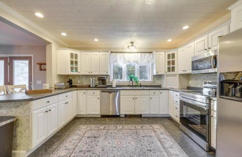 Spacious Eagle Lake Home with Fireplace and Deck - Foto 11