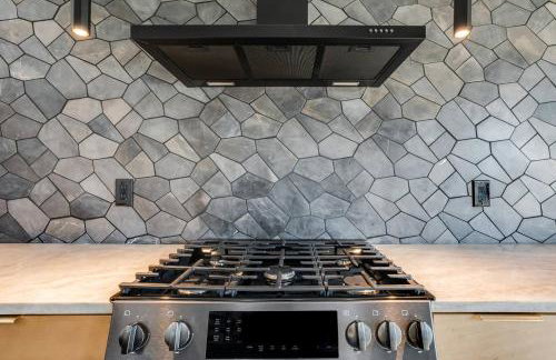 Modern Cabin Near Cheney Lake W Pool and Hot Tub - Foto 33