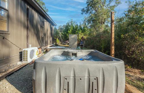 Cabin close to FL Caverns! Hot Tub, WI-FI, & Firepit - Foto 17