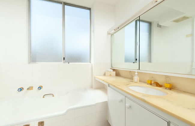 Bondi Apt for 4 Panoramic Ocean - Photo 11