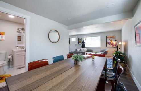 The Yellow Door Denver - Mid Century Design & Comfort - Foto 15