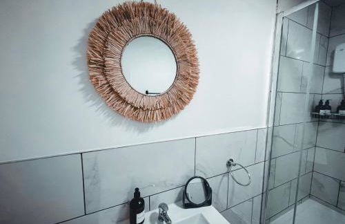 Market Haven Kingsize Studios Town Centre with Netflix, Business & Leisure travellers, multiple units available - Photo 17