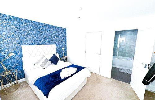 City Centre 3 Bedroom House Sleep upto 9 Guests with Garden and Parking - Foto 37