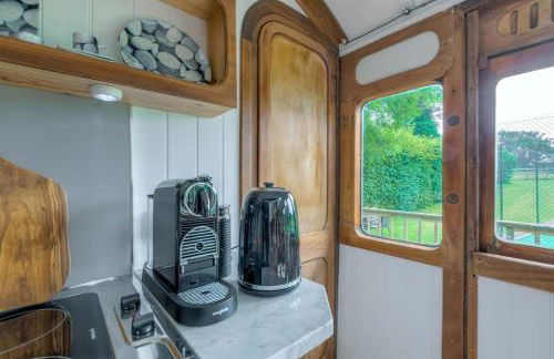 Railway Carriage accommodation with tennis court! - Foto 18