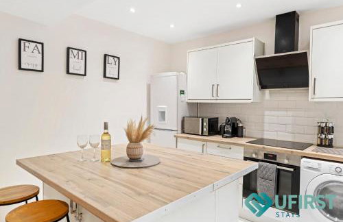 Delightful 3BR Home - Hot Tub - Near Castle, QMC - City Centre & Trent Bridge - Free WiFi & Parking - Sleeps 6 - Foto 40