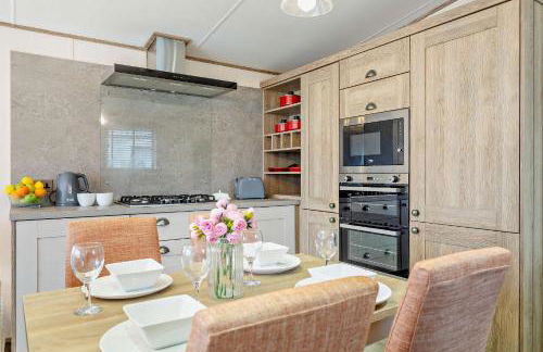 Binky Lodge Stylish Cosy 3-Bedroom Holiday Lodge Hoburne Naish Barton on Sea - Photo 16