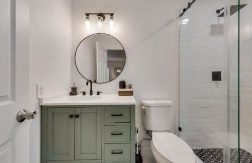 Cozy 5BR Pool House with Hot Tub Near The Lake - Foto 23