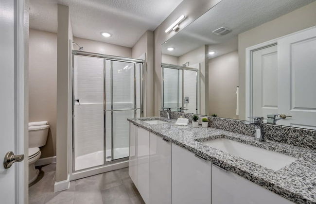 Luxury 5 Bedroom Home 10 Minutes From Disney - Photo 49