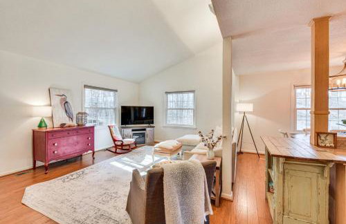 Lakefront Gem with Games in Westminster! - Foto 4