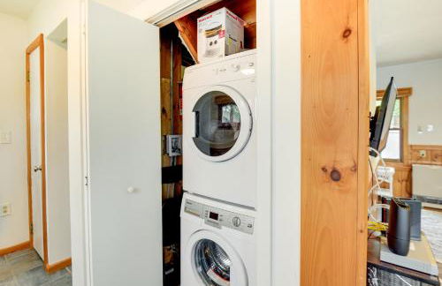 Waterfront Gray Home with Furnished Deck and Fire Pit! - Foto 16