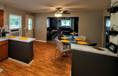 Ultra Comfy, Spotless & Spacious, Private Home in Boyne, Dogs Ok, Walk to Town - Foto 21