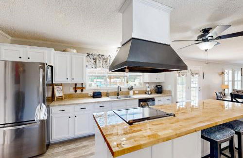 Renovated Retreat with Private Pool and Hot Tub - Photo 10