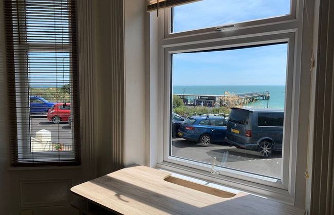 Beach Front 2-bed Apartment With Deck & BBQ - Foto 3