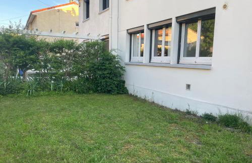 50 m2 T2 au calme, lumineux, confortable, cosy, climatisé, privatif avec parking gratuit et terrasse - Foto 16