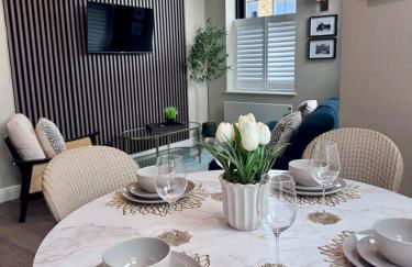 Central 2-Bed Apartment with Balcony & Parking - Foto 1