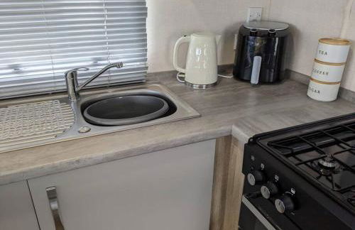 Beautiful Pet Friendly Southerness Caravan With Sea View & Decking Area - Foto 25