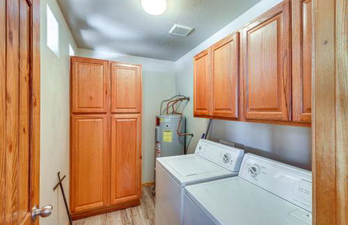 Near Lakes and Trails Pet-Friendly Cabin in Arizona - Foto 16