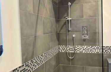 Luxury Accom with Amazing Views over Rudyard Lake - Photo 7