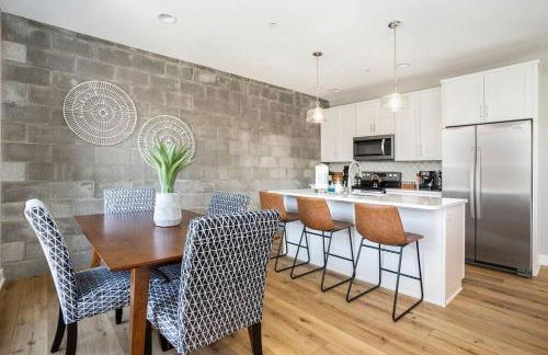 New Beautiful 8th Street Condo with 2 Balconies George 203 - Photo 13