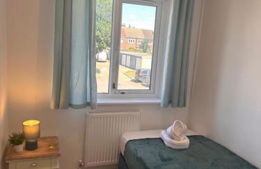 Cosy and spacious Home -Free parking, Free WiFi- sleeps 5 by FINNA Properties Ltd - Foto 4